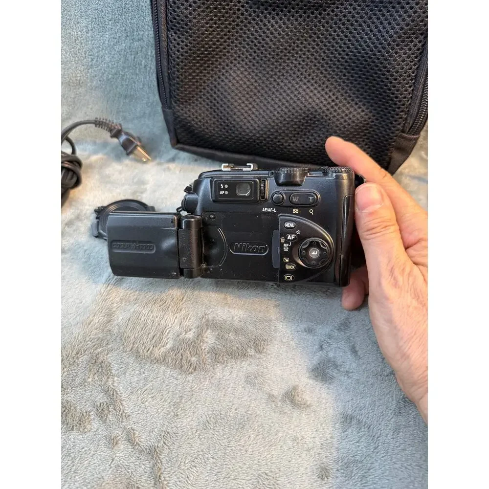 Nikon Coolpix 5400 Digital Camera Bundle Battery Charger SD Card Tripod Case